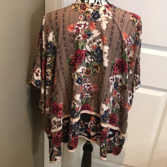 Fabulous colourful open flowy top - Picture 2 of 12